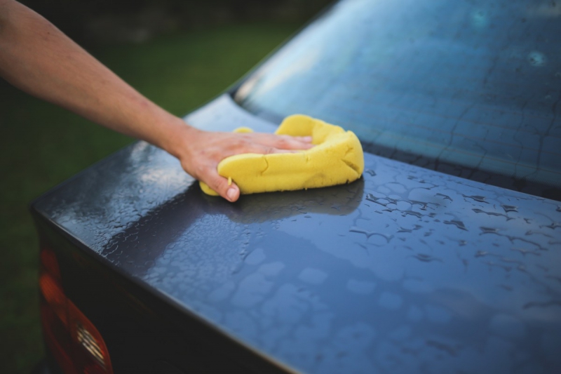 carrosserie-PIERLAS-min_cleaning_washing_carwash_sponge_car_auto_hand_man-722705